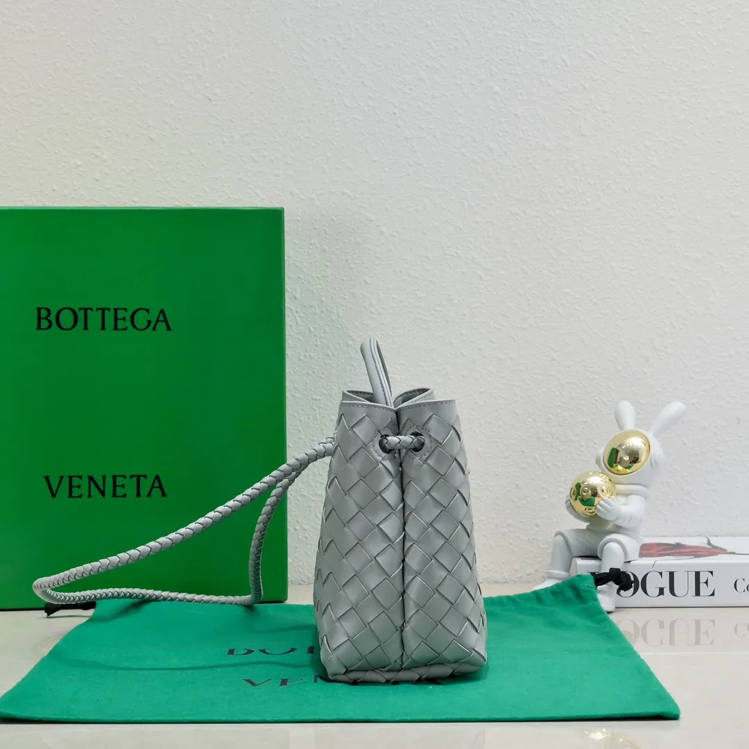 Batch 1860 B's 2023 spring and summer new model continues the brand's woven style with detailed metal knot switch buckles. This time, the shoulder straps are also made into tube weaves, showing different craftsmanship. The carrying method is versatile to create more different looks. Intrecciato woven leather small handbag, equipped with sliding crossbody strap. Internal compartments, including 1 zipper pocket and 2 open pockets with magnetic buckle closure. Size: 25*20*10cm, model: 7463#